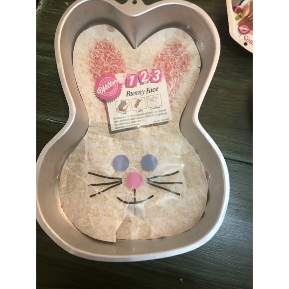 Wilton NEW Vintage Cake Pan Bundle - Gingerbread, Bunnies, Shells, Bears, Hearts - Picture 6 of 8